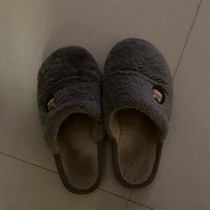 Cozy Men's Gray Faux-Fur Slippers